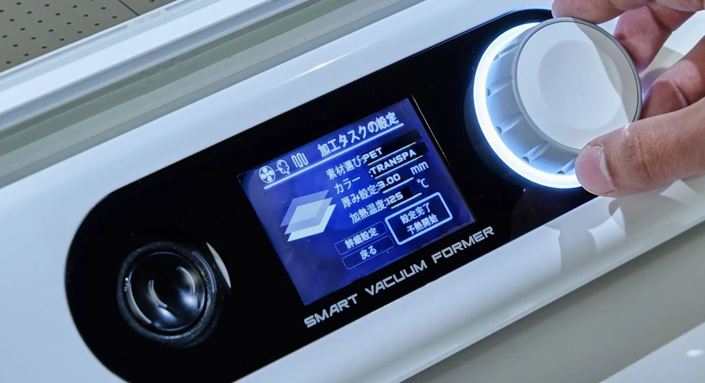 バキュームフォーマーに搭載されたLCD画面に、内蔵プラスチックシートのデータベース設定が表示されます