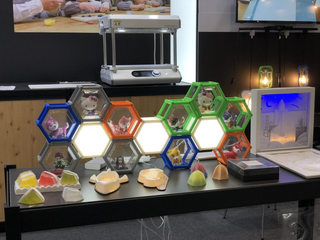Magnetic combined honeycomb display frame lamp