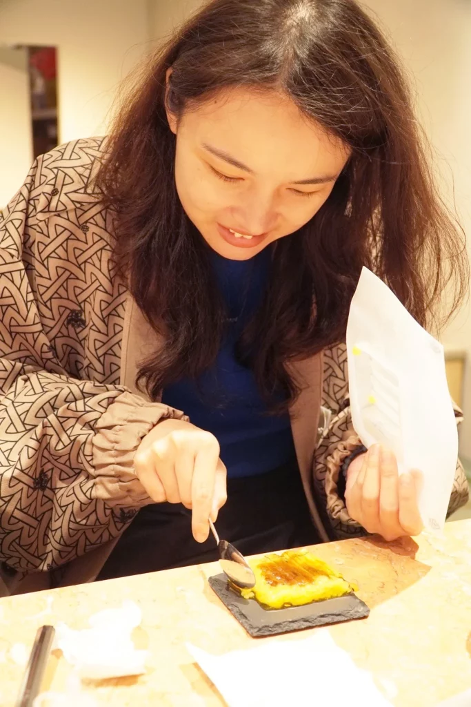 食物設計工作坊學員使用真空成型模具製作甜點
