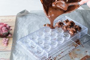 モールドを使って溶かしたチョコレートを注ぎ込み、おいしいチョコレート作品を作りましょう。