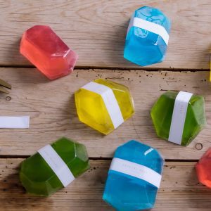 木桌上展示用真空成型所製作的各種顏色的手工皂