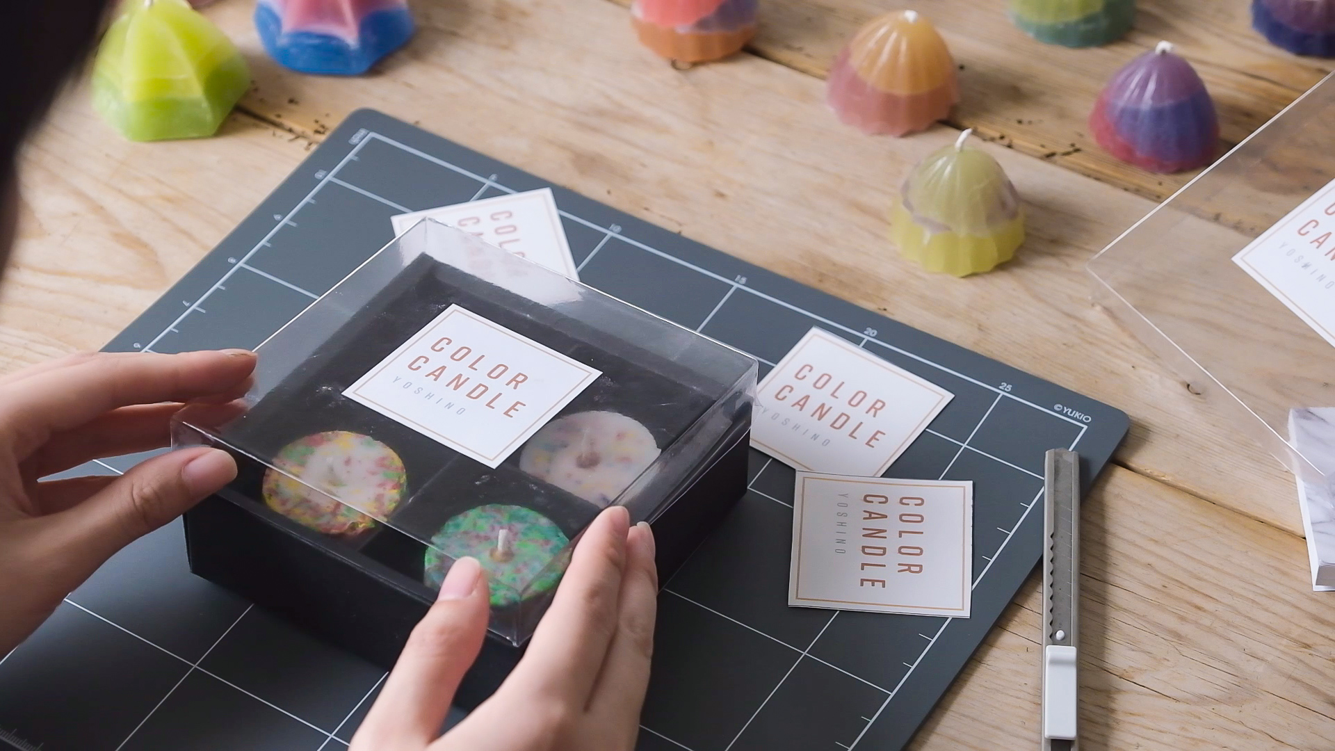 A vacuum forming packaging box A vacuum forming packaging box containing candles.