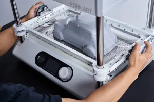真空成型製作過程,真空吸附過程將塑膠片拉至模具上並覆蓋模具以獲得需要的形狀。