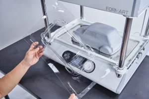 真空成型過程,從模具上釋放塑膠片,準備進行修剪。