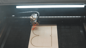 使用雷射切割機切割吊卡泡殼底板，圖檔來自 Thingiverse DXF 格式 | Cutting blister card base with laser cutter | レーザーカッターで吊り下げ台座を切断