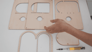 使用雷射切割機切割吊卡泡殼底板，圖檔來自 Thingiverse DXF 格式 | Cutting blister card base with laser cutter | レーザーカッターで吊り下げ台座を切断