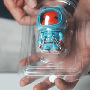 泡殼對折後打孔並用卡槽堵頭固定，或用 UV 膠封合。