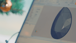 The computer screen displays a 3D diamond mold design, with a Christmas tree adorned with ornaments in the background