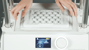 FORMART真空成型プロセスでプラスチックシートを加熱・成形