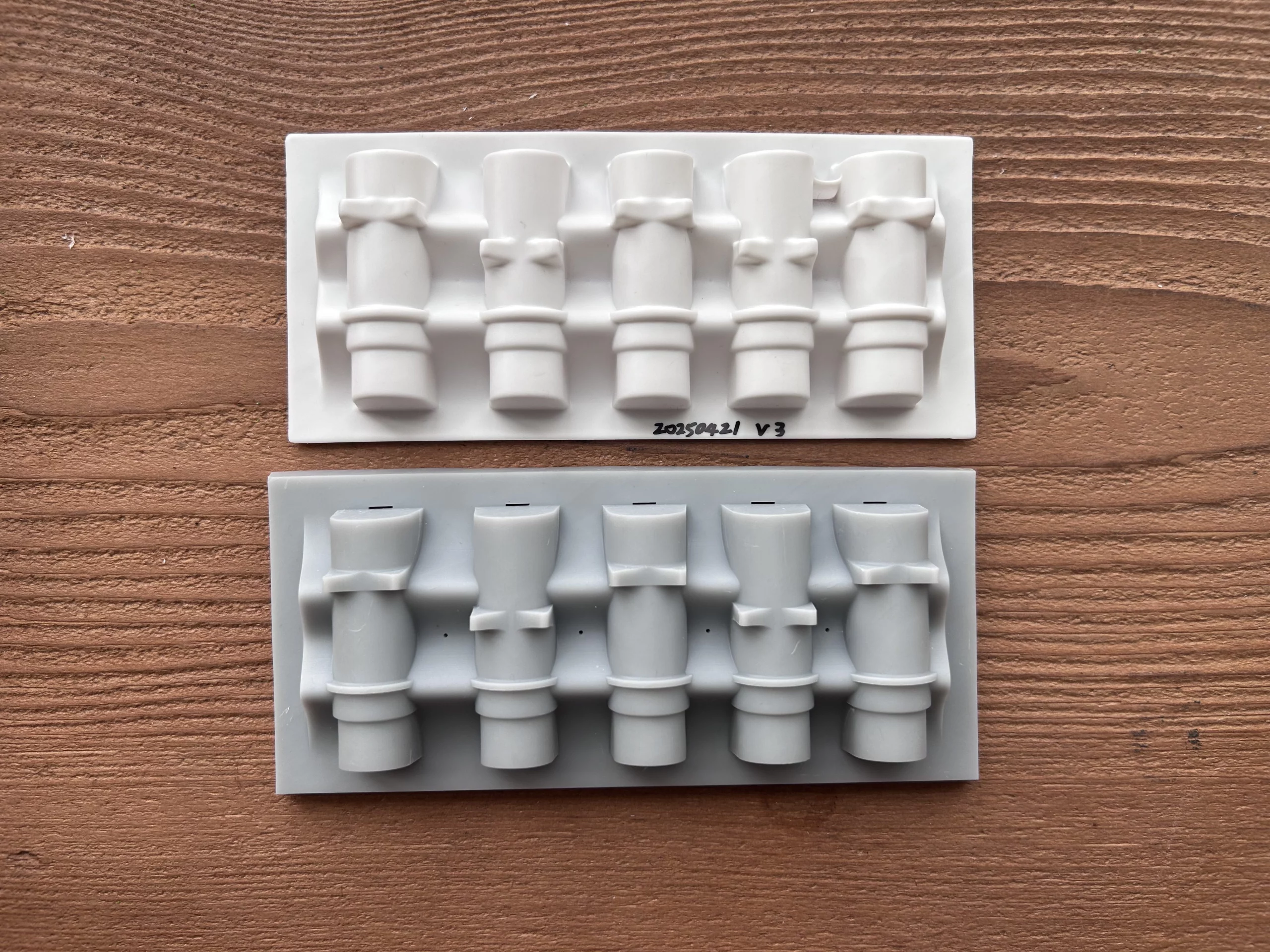 Vacuum-formed trays for cylindrical components