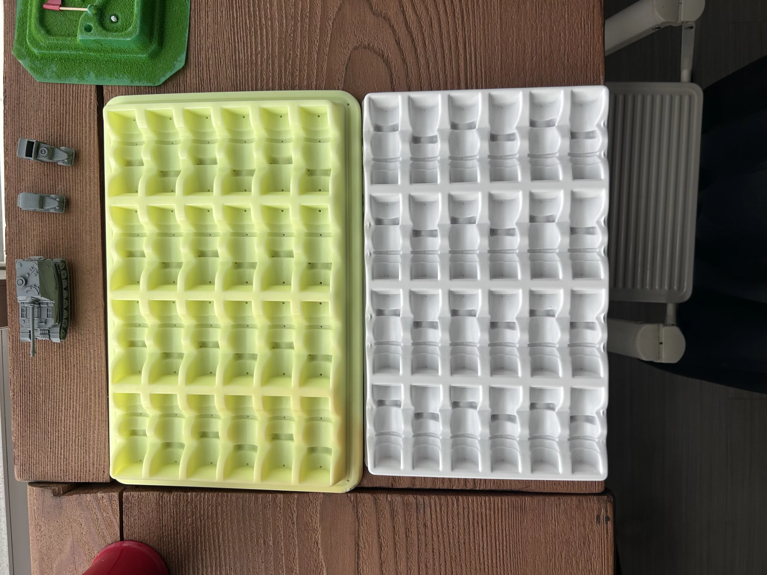 Comparison of white and yellow multi-cavity trays