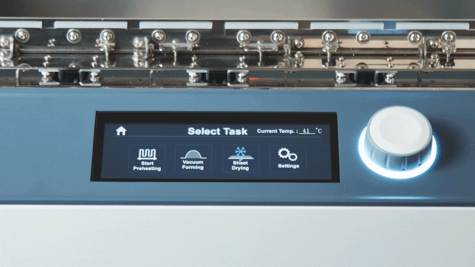 formova-select-task-960 An operator navigates the vacuum former's touchscreen from Select Task to Task Settings.