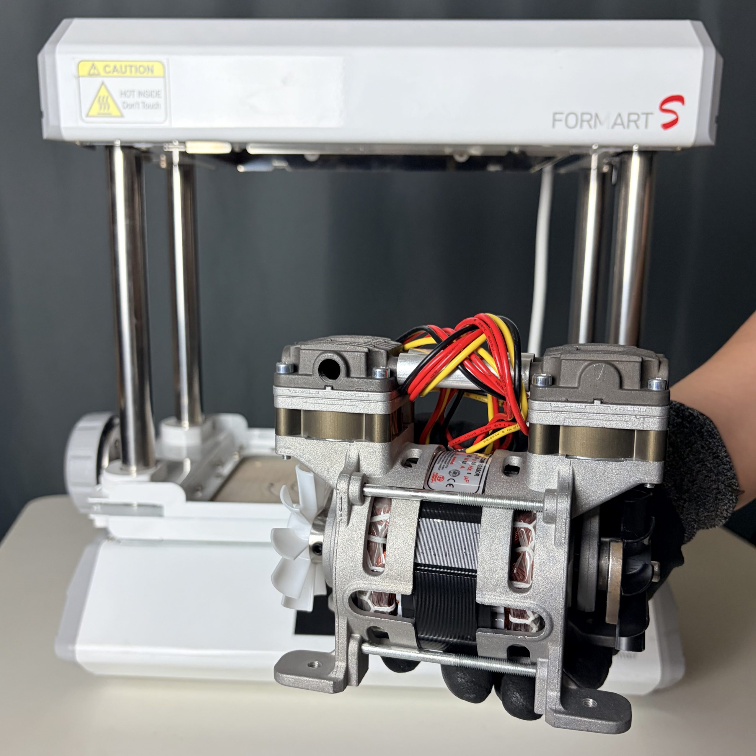 FORMART S Bump FORMART S 真空成型機內建單一真空泵展示,採用內建氣源無需外接吸塵器